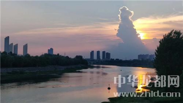 為了這朵云，周口人聚集在大慶路橋上……