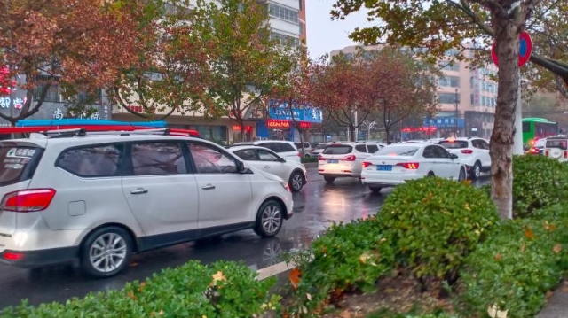 雨中道路擁堵，市民可繞行！