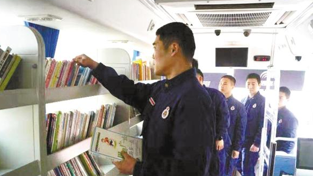 市圖書館贈書消防員